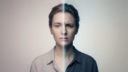 Visage d'une femme divisé en deux : un côté neutre et clair, l'autre sombre et marqué par la tension.