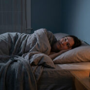 Une femme éveillée dans son lit à 3h17 du matin, semblant anxieuse et incapable de trouver le sommeil.