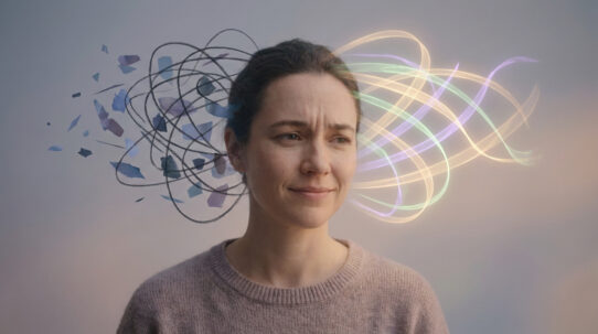 Une femme avec des gribouillis sombres d'un côté et des ondes lumineuses colorées de l'autre de sa tête.